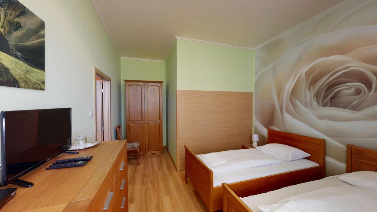 Hotel Hubert Nové Zámky Exterior foto