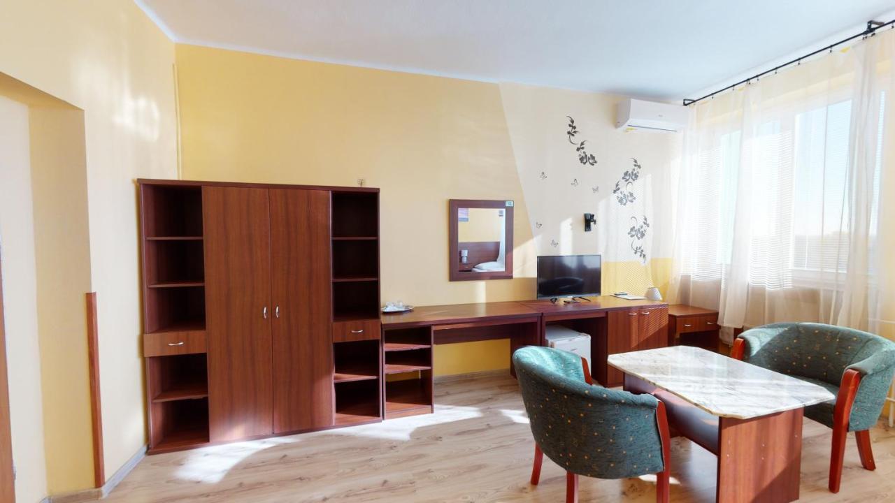Hotel Hubert Nové Zámky Exterior foto