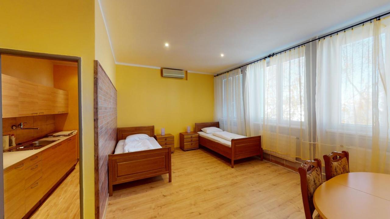 Hotel Hubert Nové Zámky Exterior foto