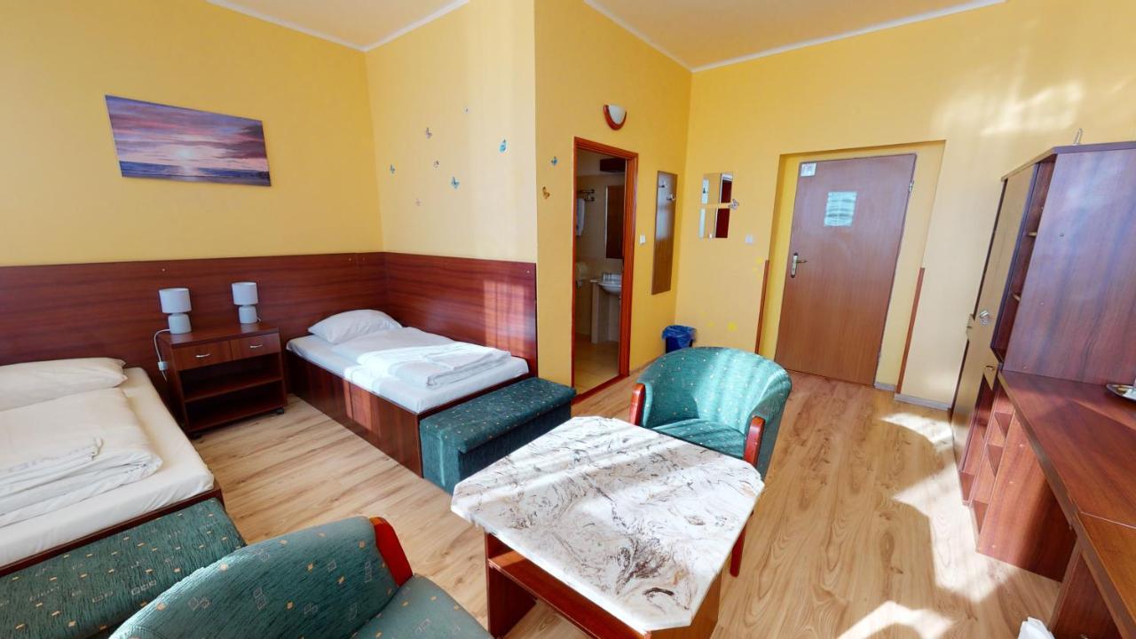 Hotel Hubert Nové Zámky Exterior foto