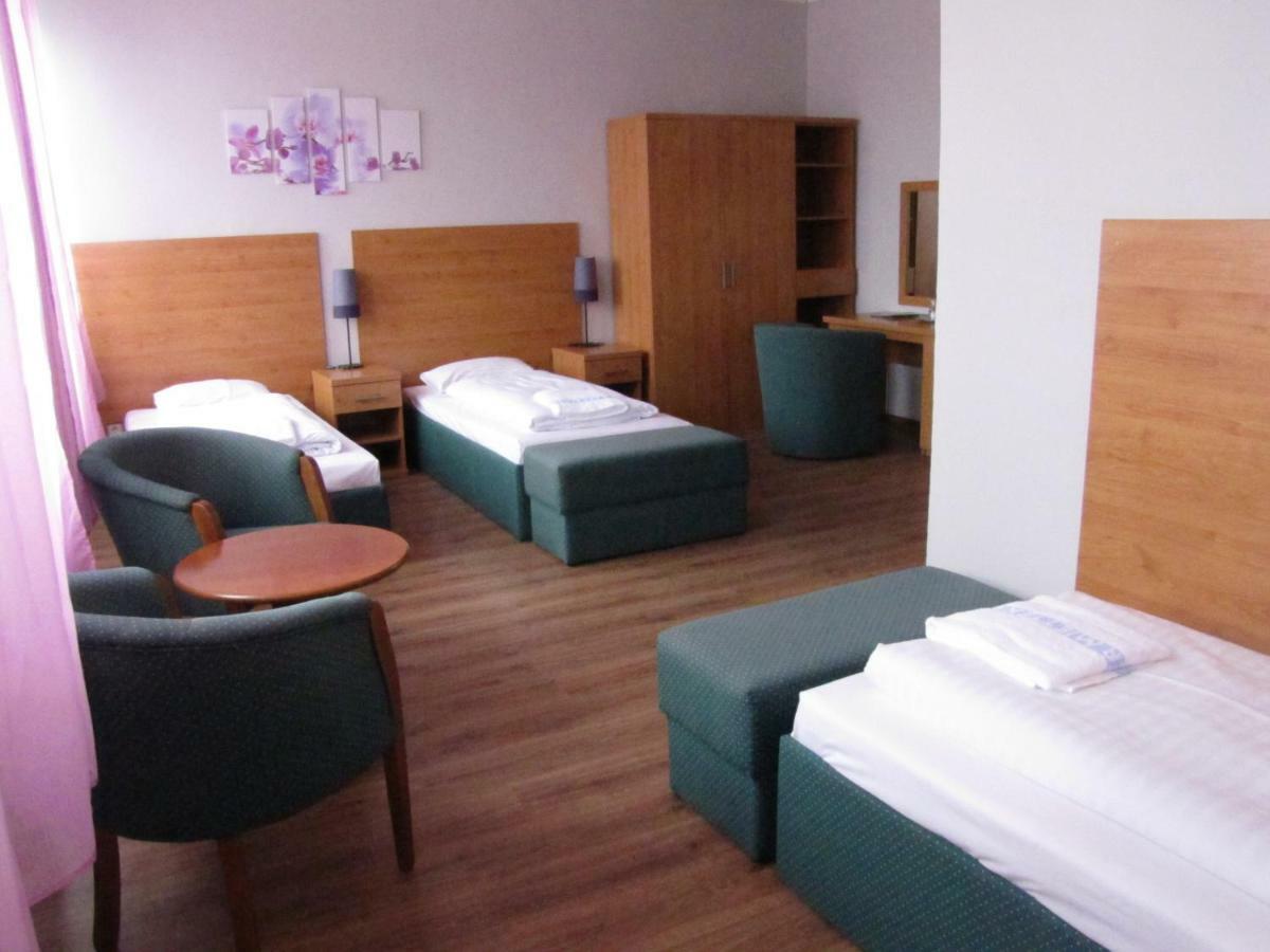 Hotel Hubert Nové Zámky Exterior foto